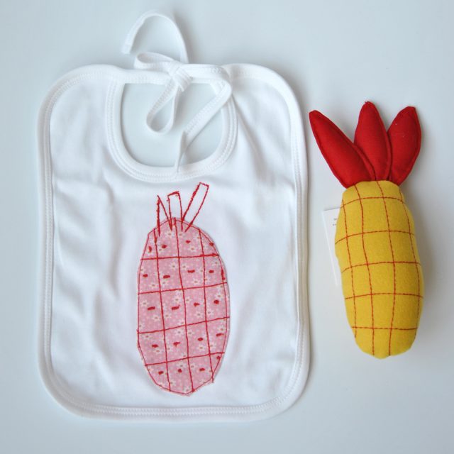 bavaglino disegno ananas con ananas peluche