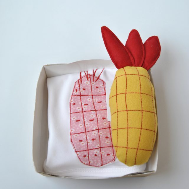 bavaglino disegno ananas con ananas peluche