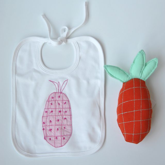 bavaglino disegno ananas con ananas peluche