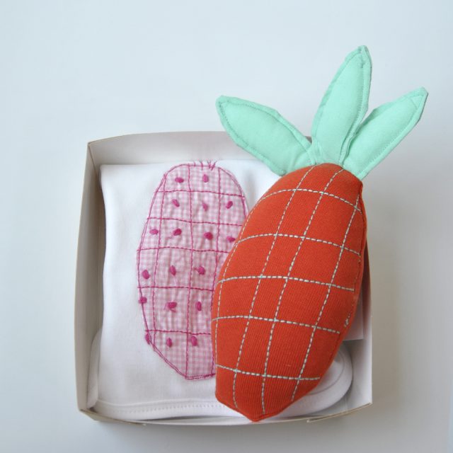 bavaglino disegno ananas con ananas peluche