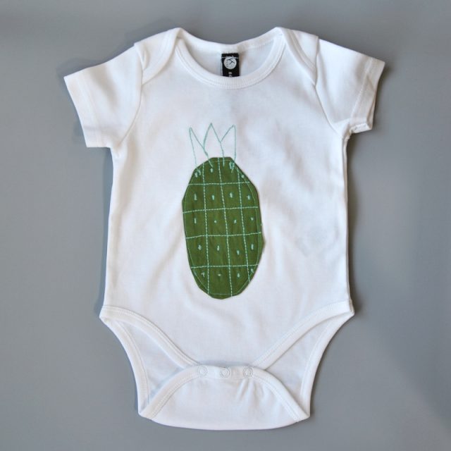 body in cotone biologico con inserto tessuto a forma di frutta
