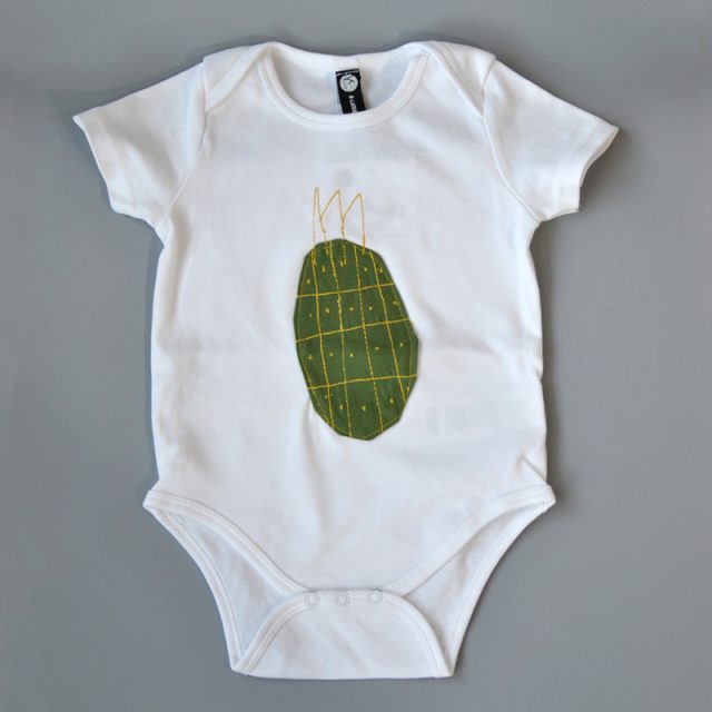 body in cotone biologico con inserto tessuto a forma di frutta